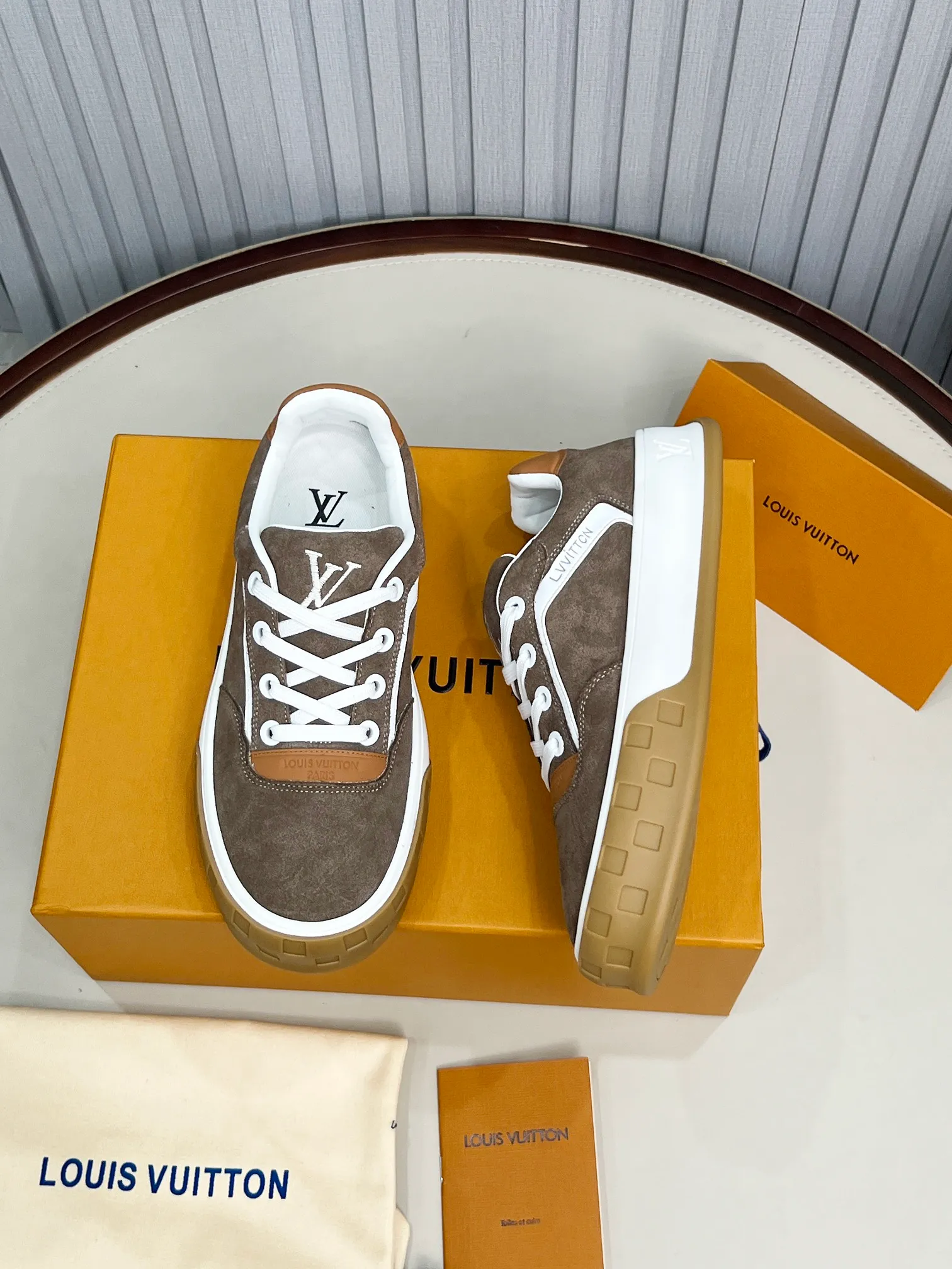 p620💰Men's shoes ❤️❤️❤️Top version LV-Louis Vuitton-Classic catwalk new style Air glue process·Original 1:1 development and reproduction! ! The upper foot is very comfortable. It is made of luxurious materials and fine workmanship. The midsole is printed with English letters "Made in Europe". The upper is made of calfskin imported from Italy. The side is decorated with the brand's LOGO and signature. The latest latex foot pads and mesh lining make the foot feel super comfortable. The original two-color TPU combination outsole is specially provided by the original factory. Bag technology Goodyear stitched edges Fabric: Exclusive custom first-layer cowhide Accessories: Exclusive private model Vuitton logo, lining: Customized silk mesh lining - first-layer silk cowhide lining Outsole: TPU combination outsole wear-resistant, non-slip and anti-yellowing Foot pads: new latex pads-mesh sweat-absorbent Counter technology: fully computerized sewing machine wire drawing Toe box back cover Hot and cold shaping Full set of pull-top last with medium and low logo pattern Code number 39-45